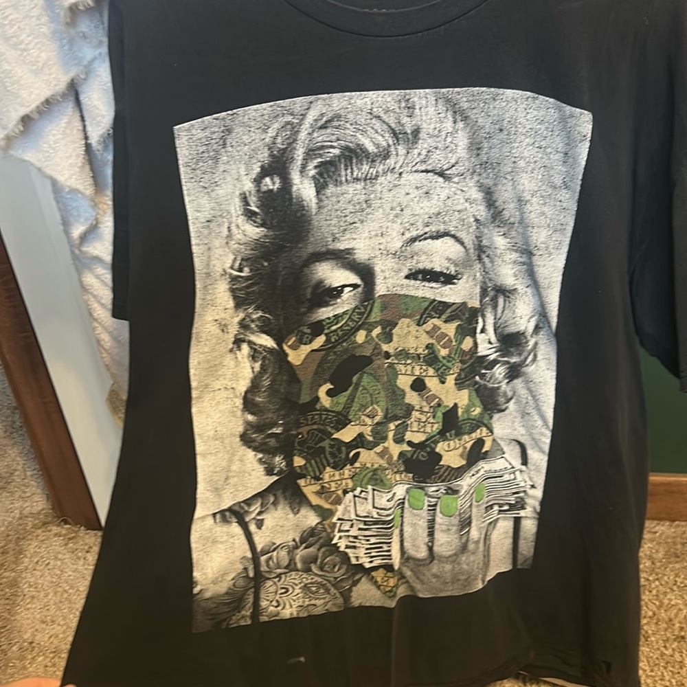Black short sleeve tshirt